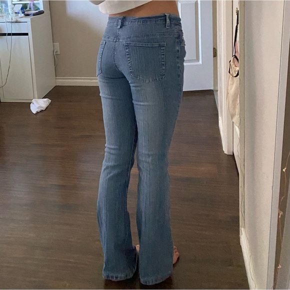 Y2K Low-Rise Belted Flare Jeans - Picture 4 of 7